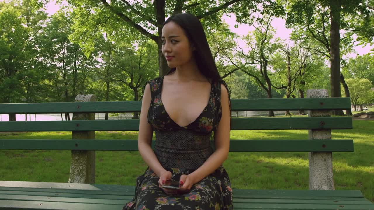 Free Video Stock texting from a park bench Live Wallpaper