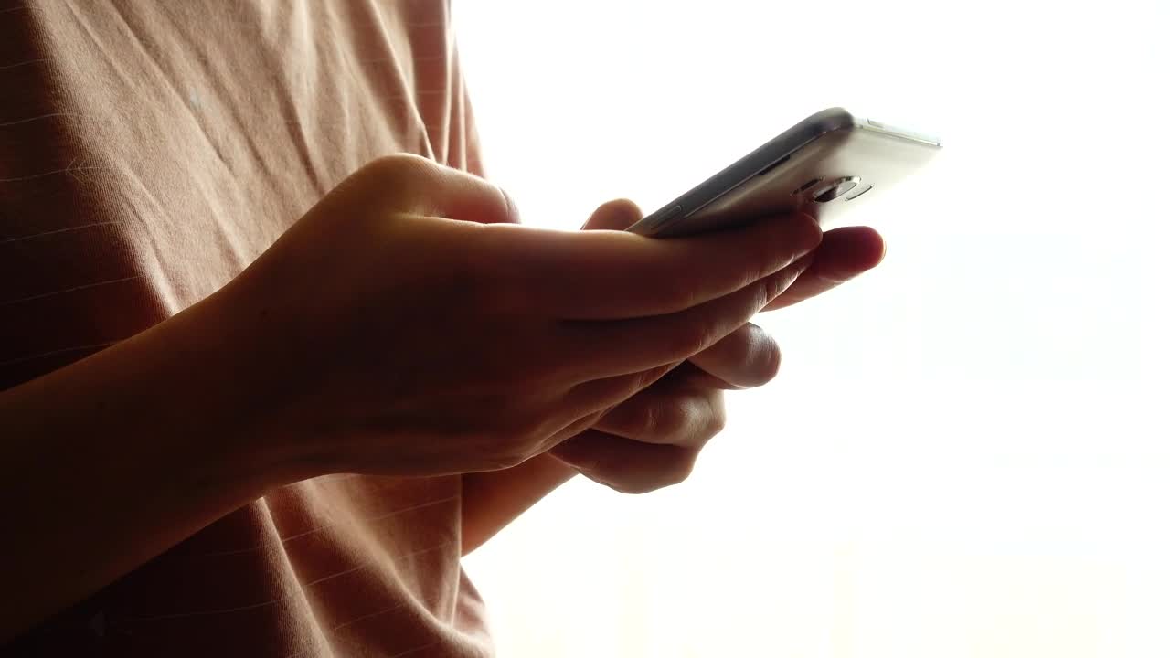 Free Video Stock texting on a modern phone Live Wallpaper