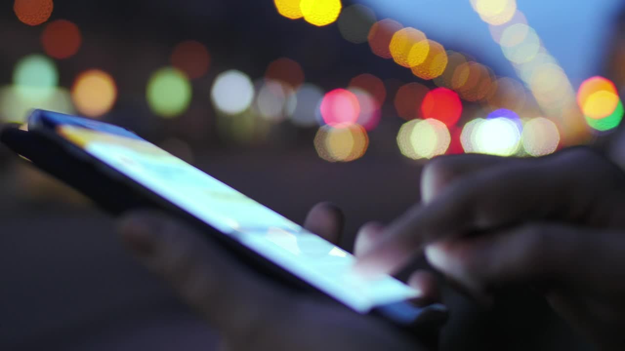 Free Video Stock texting in the city at night Live Wallpaper
