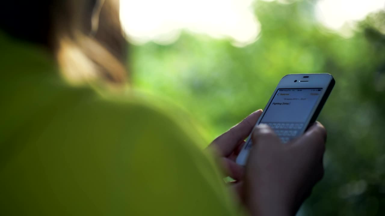 Free Video Stock texting outdoors on a smartphone Live Wallpaper