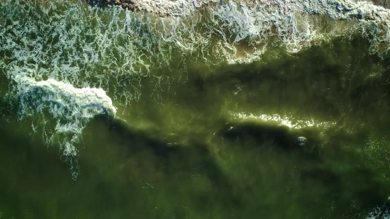 Free Video Stock texture of sea waves reaching the beach Live Wallpaper