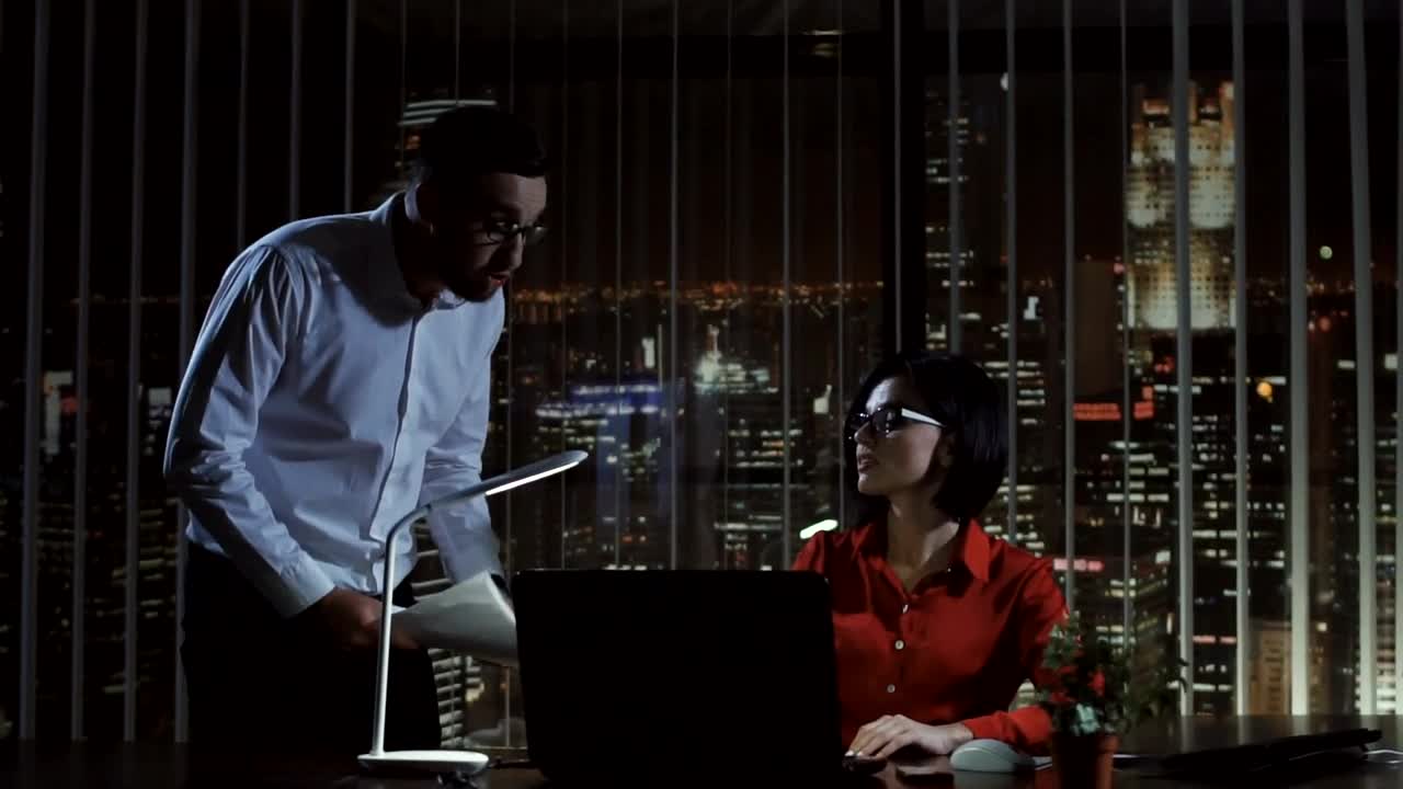 Free Video Stock the angry boss is screaming at a woman Live Wallpaper