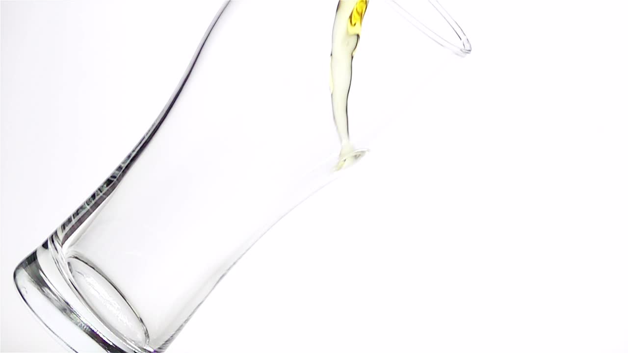 Free Video Stock the beer poured into a beer glass Live Wallpaper