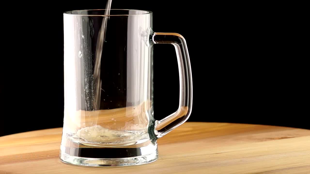 Free Video Stock the beer poured into a mug Live Wallpaper