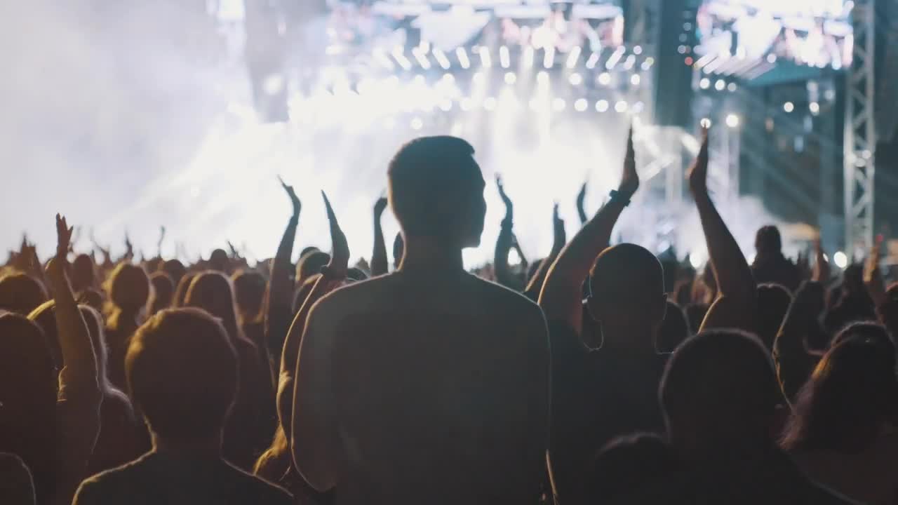 Free Video Stock the crowd enjoying a rock concert Live Wallpaper