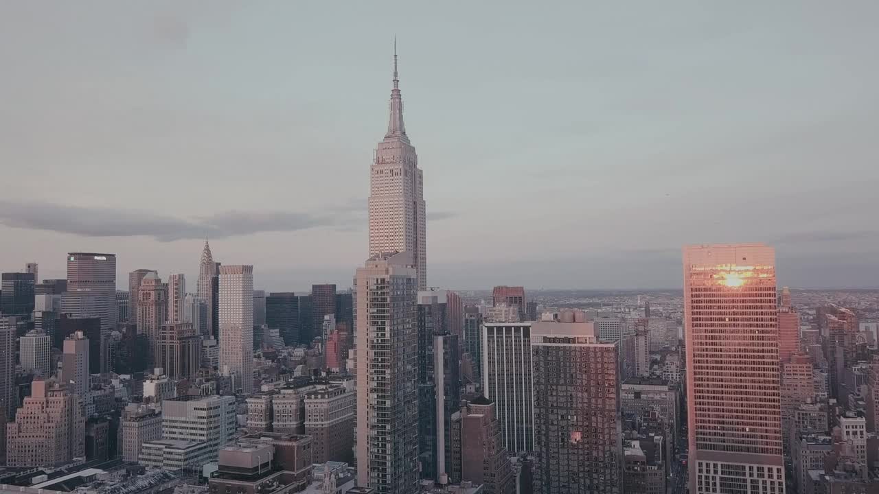Free Video Stock the empire state building between buildings Live Wallpaper