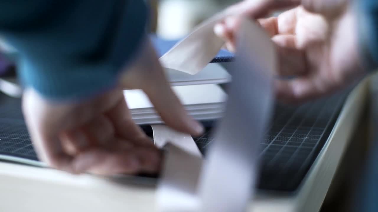 Free Video Stock the hands tie a ribbon on a gift Live Wallpaper