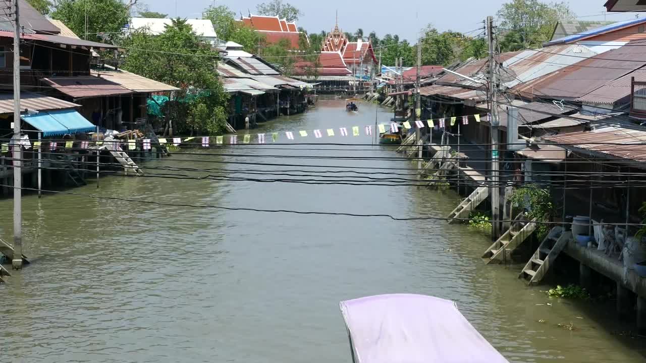 Free Video Stock the landscape of a floating market with a boat passing Live Wallpaper