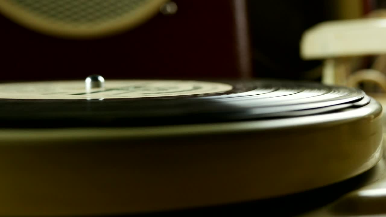 Free Video Stock the needle on rotating vinyl record Live Wallpaper