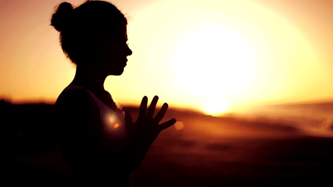 Free Video Stock the silhouette of a woman at sunrise Live Wallpaper