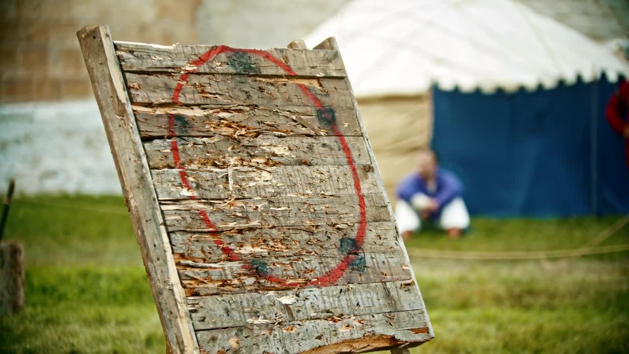 Free Video Stock the spear hits the target circle Live Wallpaper