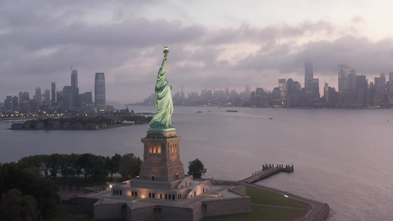 Free Video Stock the statue of liberty and the city behind Live Wallpaper