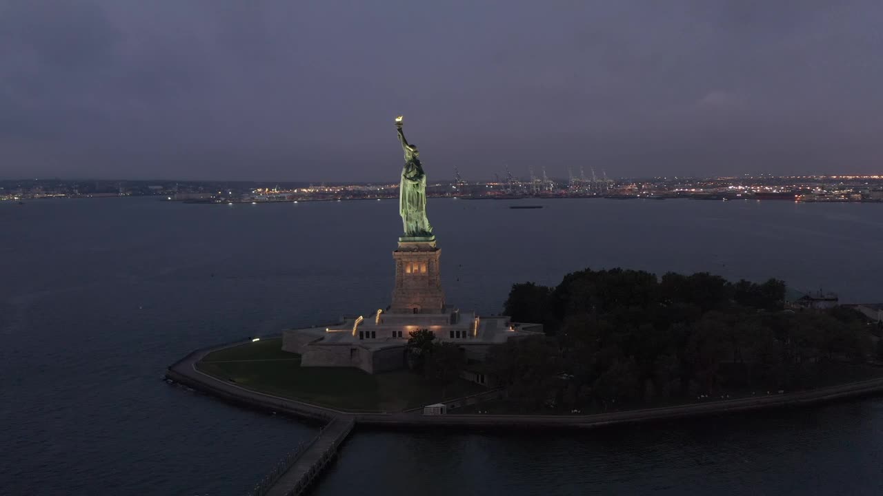 Free Video Stock the statue of liberty at night Live Wallpaper