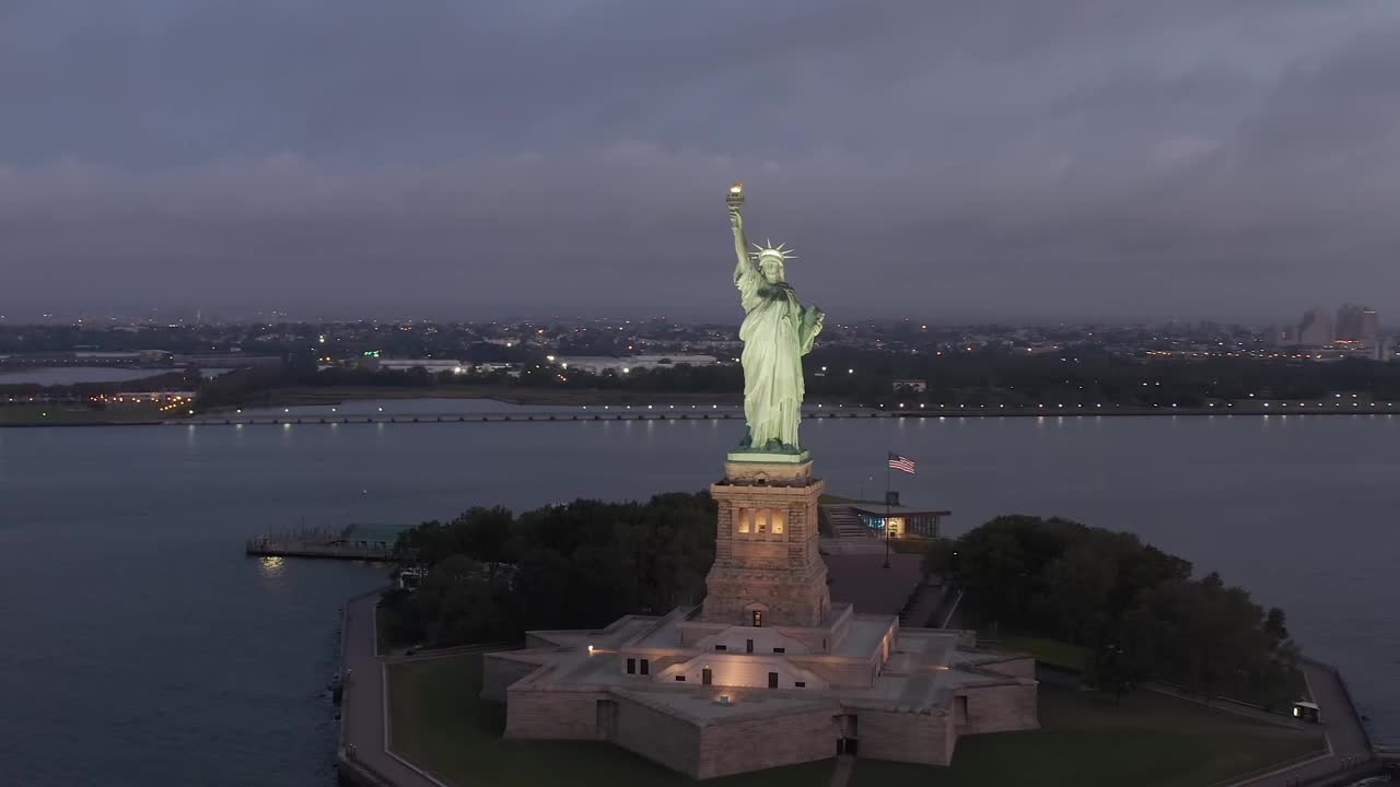 Free Video Stock the statue of liberty seen from the front Live Wallpaper