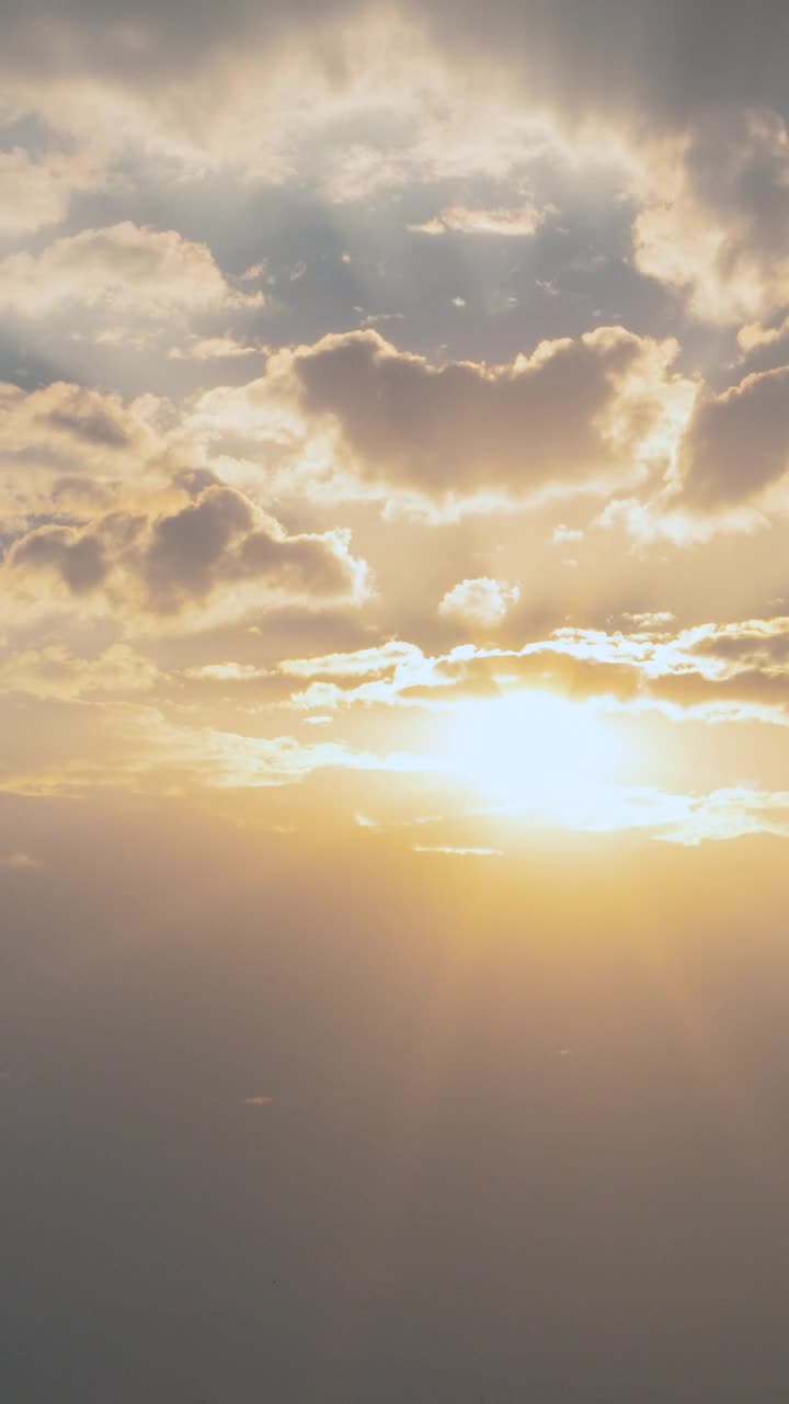 Free Video Stock the sun hiding on the horizon Live Wallpaper