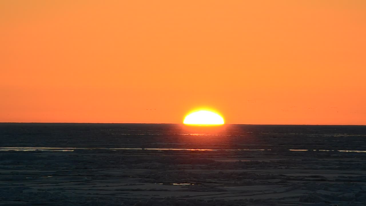 Free Video Stock the sun hiding at sunset on the skyline Live Wallpaper