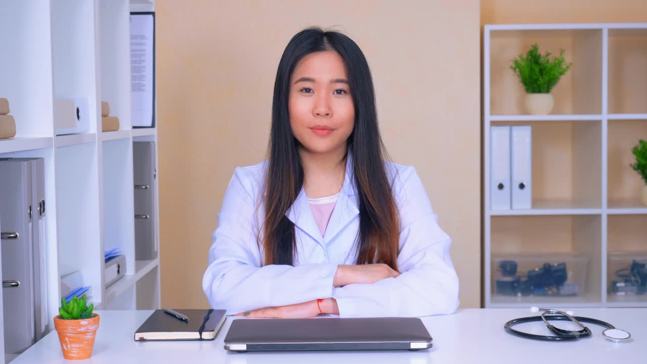 Free Video Stock therapist in his office talking to the camera Live Wallpaper