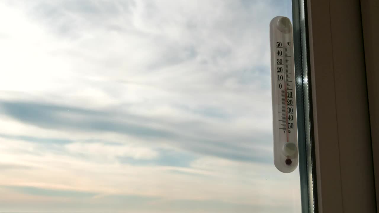 Free Video Stock thermometer in the window time lapse Live Wallpaper