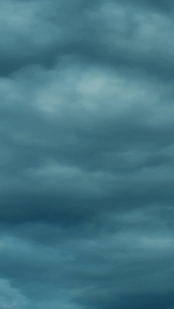 Free Video Stock thick clouds speeding in the sky with the wind Live Wallpaper