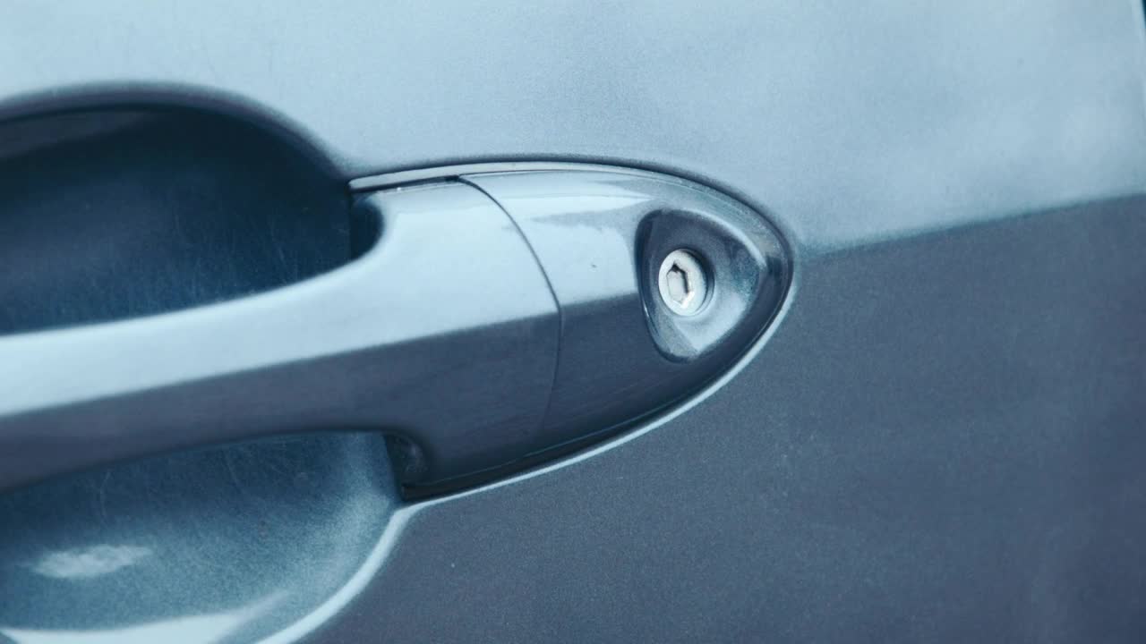 Free Video Stock thief cracking a car door lock Live Wallpaper