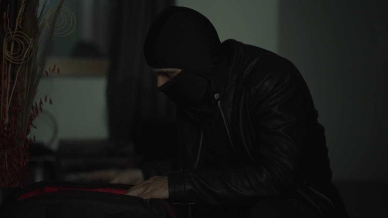 Free Video Stock thief is surprised by the police when stealing Live Wallpaper