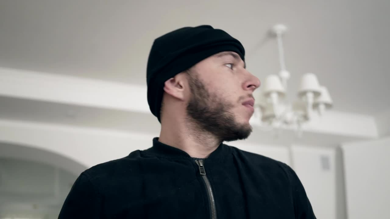 Free Video Stock thief pulls on balaclava and looks around Live Wallpaper