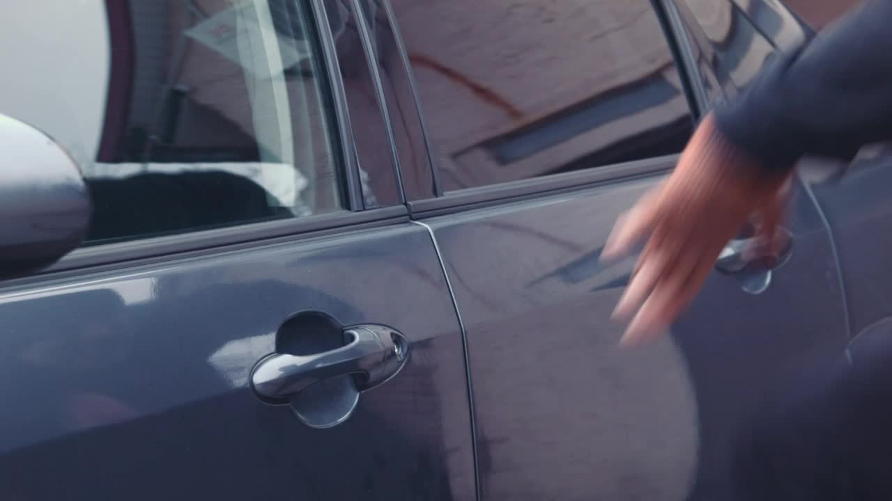 Free Video Stock thief steals a phone and a tablet from the car Live Wallpaper