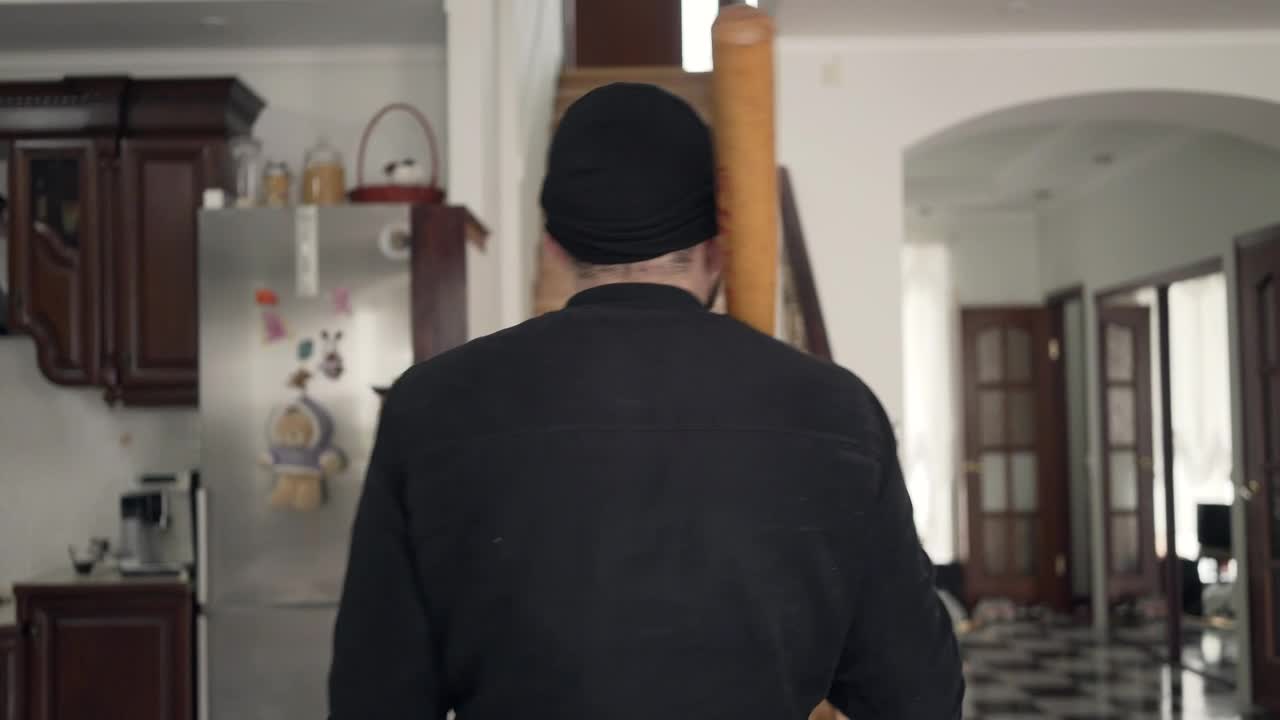 Free Video Stock thief with baseball bat looks around house Live Wallpaper