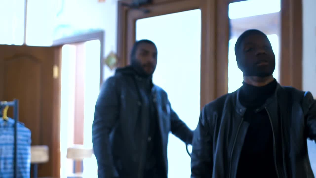 Free Video Stock thieves robbing a shop Live Wallpaper