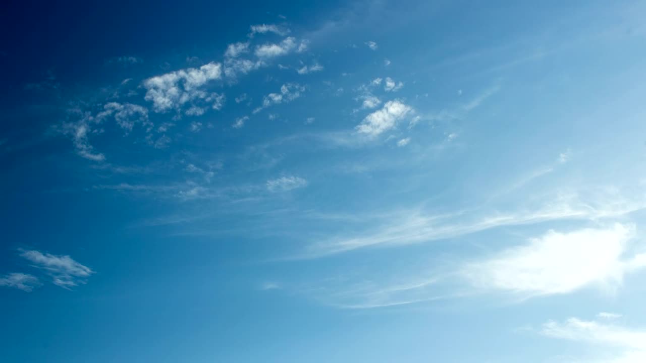 Free Video Stock thin clouds on a warm afternoon Live Wallpaper