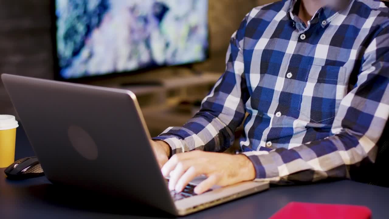 Free Video Stock thinking man places hand on chin in home office Live Wallpaper