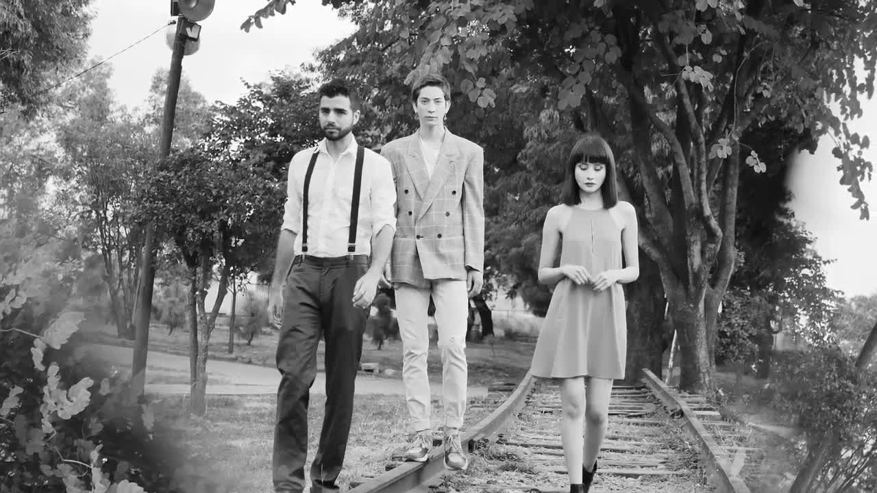 Free Video Stock three boys reflected in the mirrors of a prism Live Wallpaper