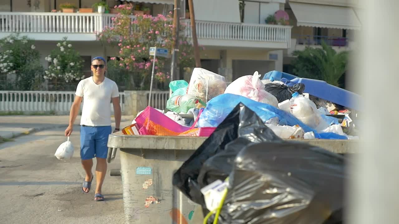 Free Video Stock throwing a bag into the trash Live Wallpaper