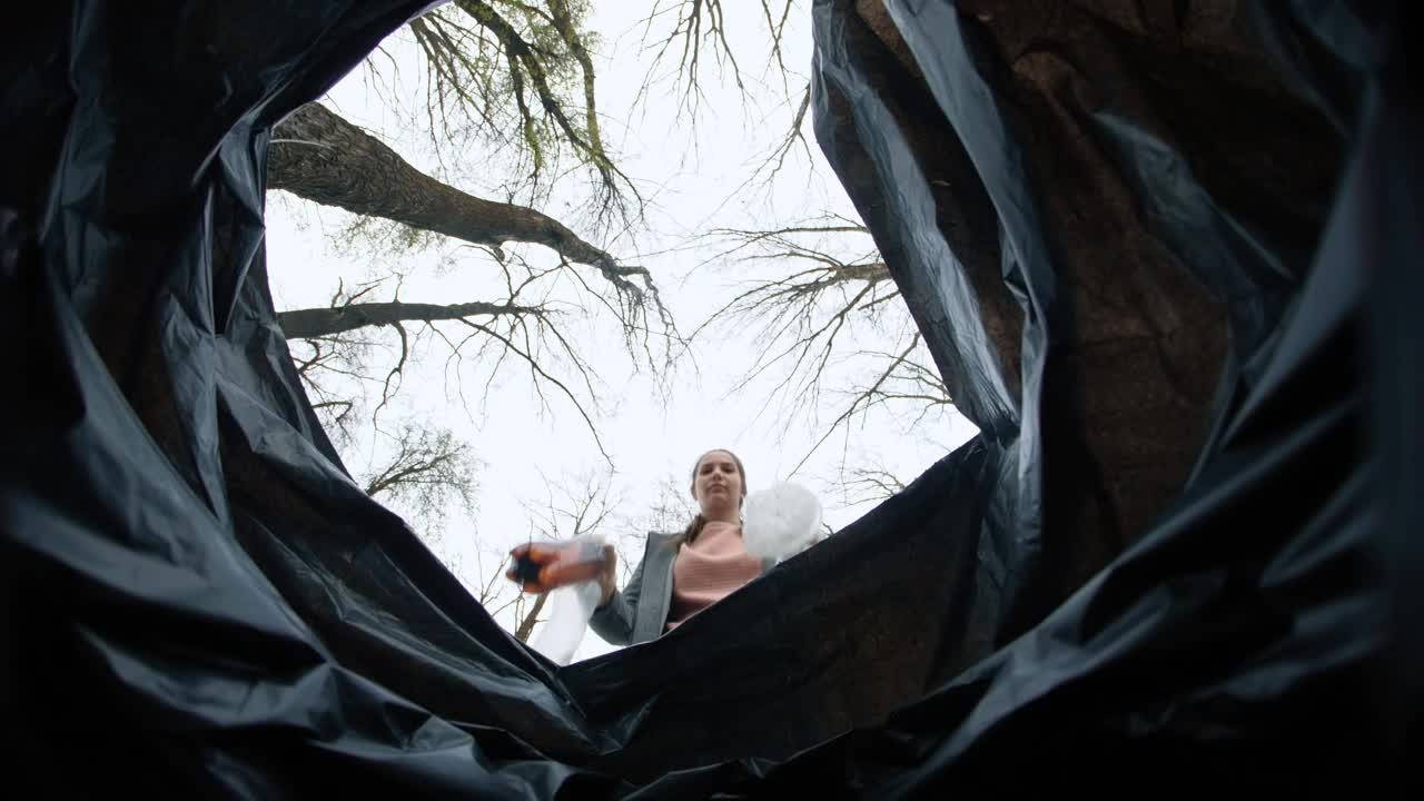Free Video Stock throwing garbage in a bag Live Wallpaper