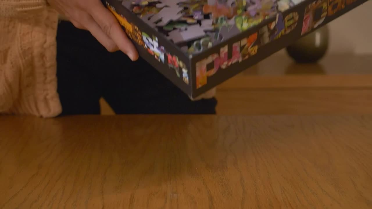 Free Video Stock throwing puzzle pieces out of a box Live Wallpaper