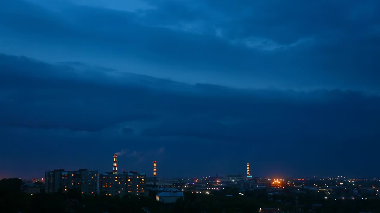 Free Video Stock thunderstorm in the city Live Wallpaper