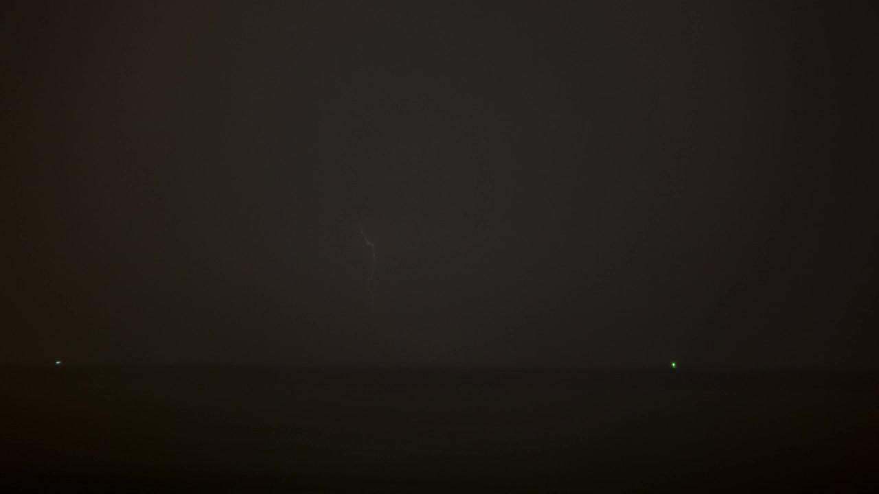 Free Video Stock thunderstorm lighting up the ocean Live Wallpaper