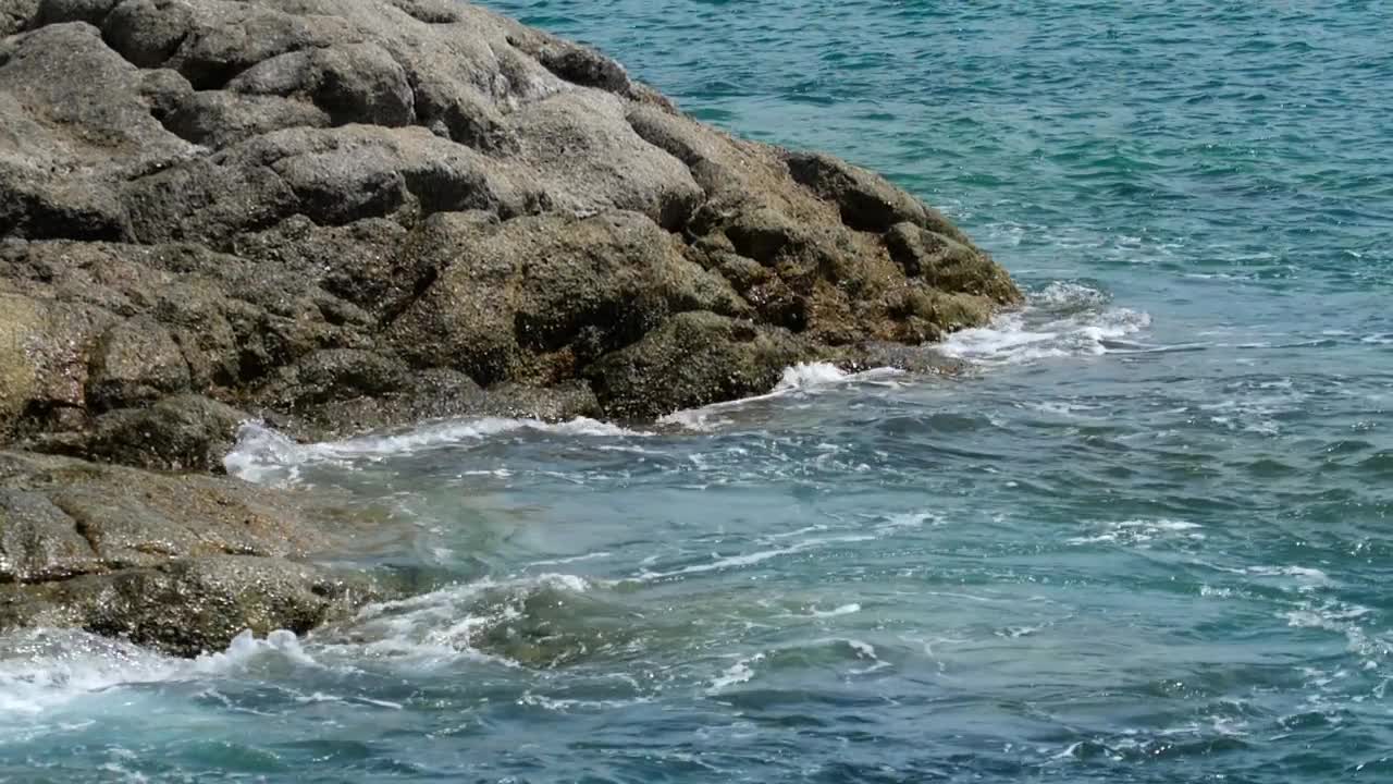 Free Video Stock tide and rocks in slow motion Live Wallpaper