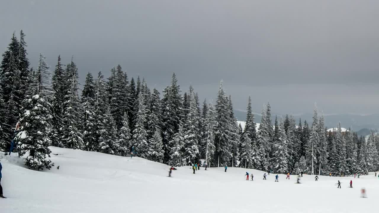 Free Video Stock time lapse of a ski area with tourists practicing Live Wallpaper
