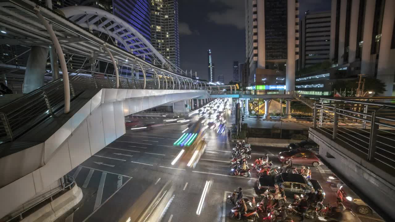 Free Video Stock time lapse of a traffic junction in the night city Live Wallpaper