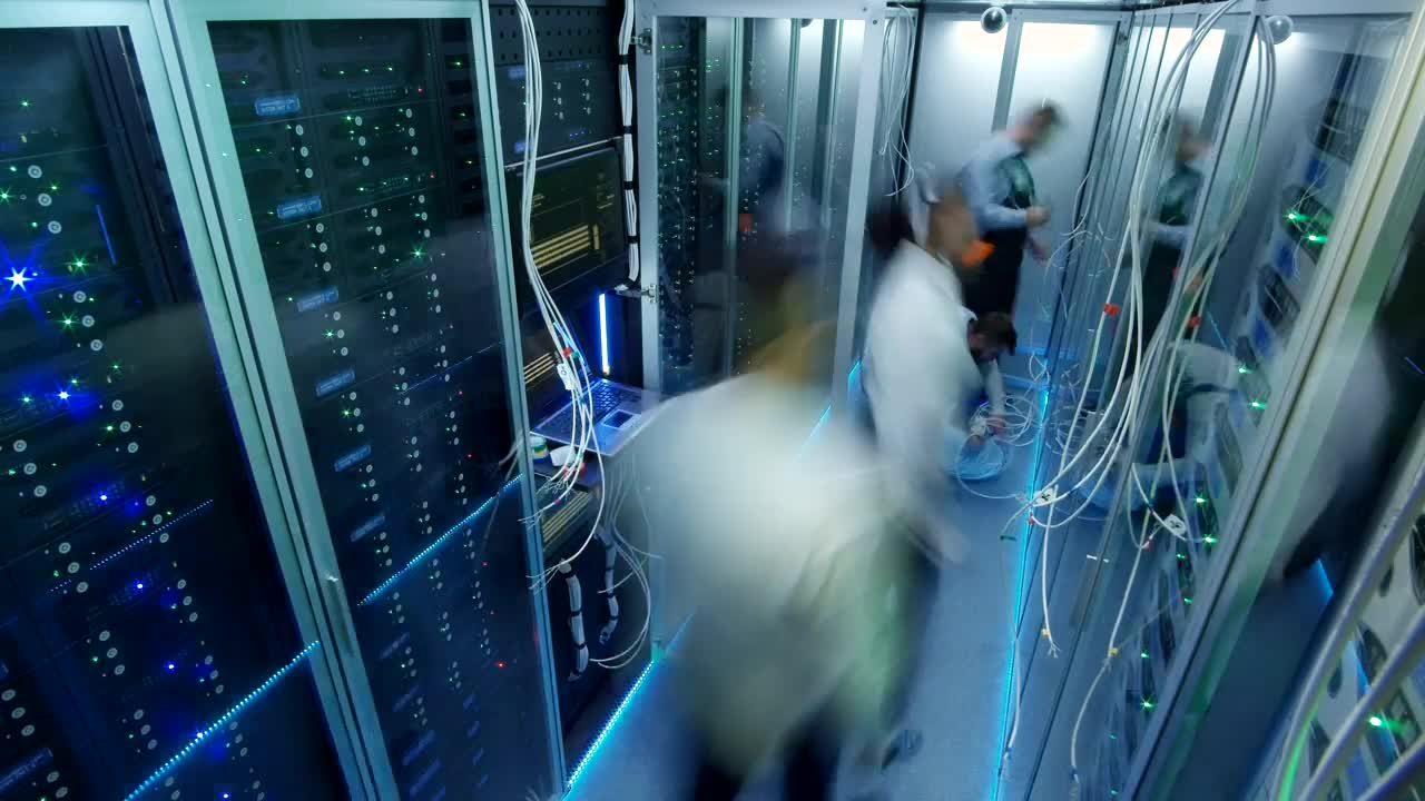 Free Video Stock timelapse of engineers working on data center Live Wallpaper