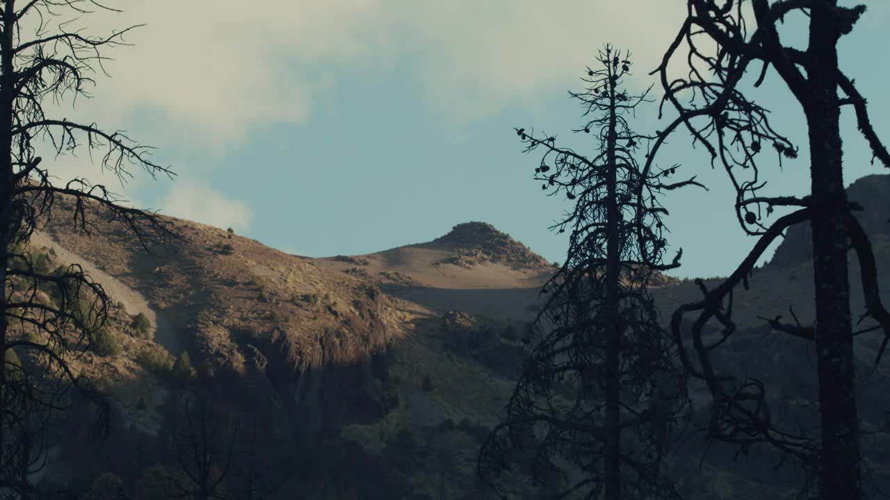 Free Video Stock timelapse of the sky behind a mountain Live Wallpaper