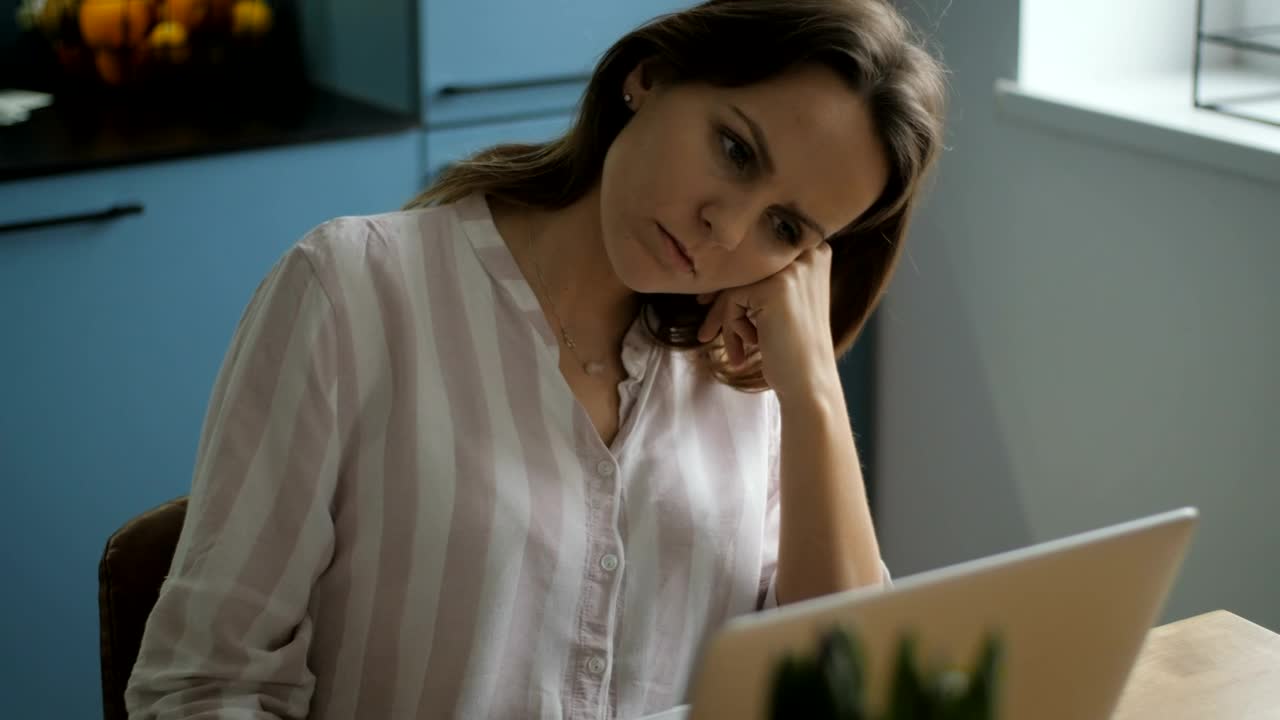 Free Video Stock tired woman in the office Live Wallpaper