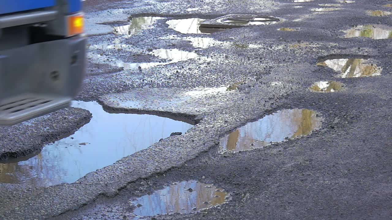 Free Video Stock tires hitting the street bumps Live Wallpaper
