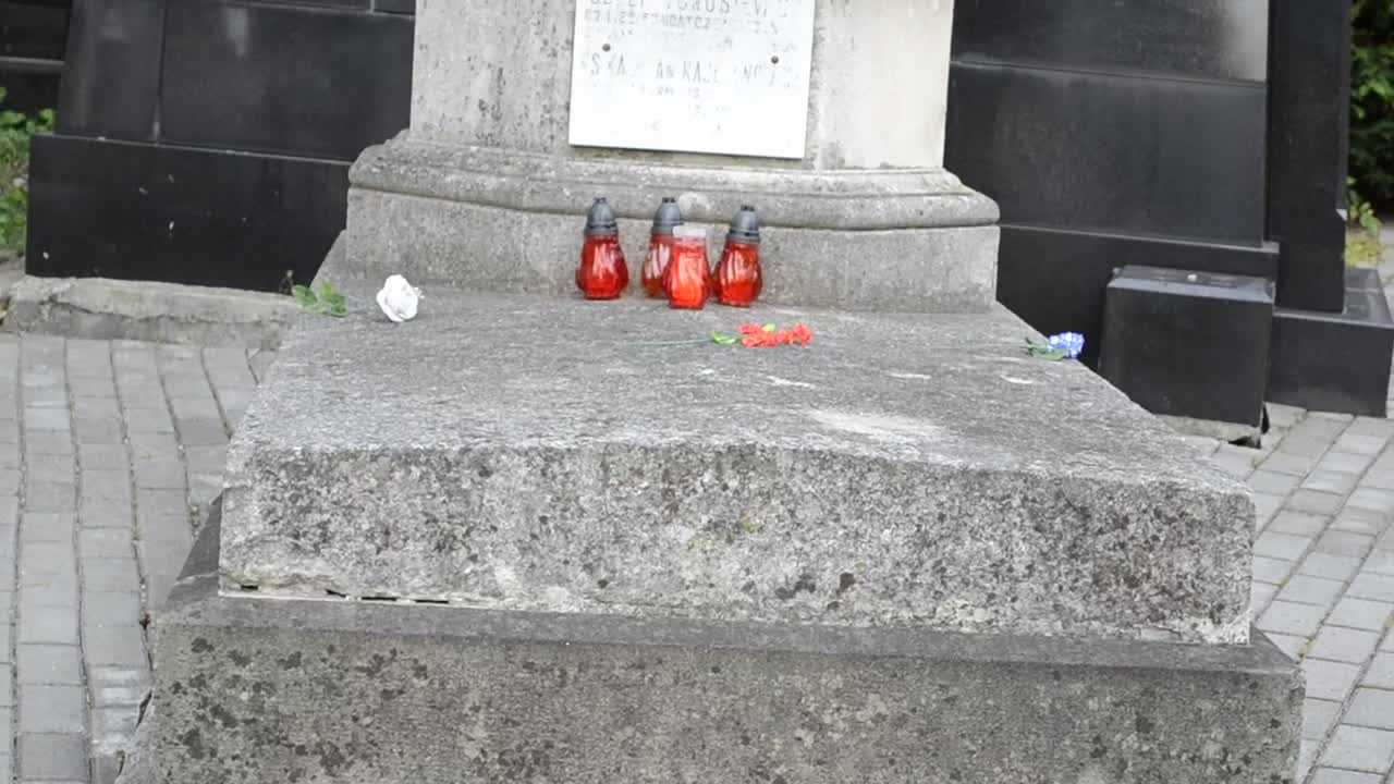 Free Video Stock tiro inclinable de una estatua en un cementerio Live Wallpaper