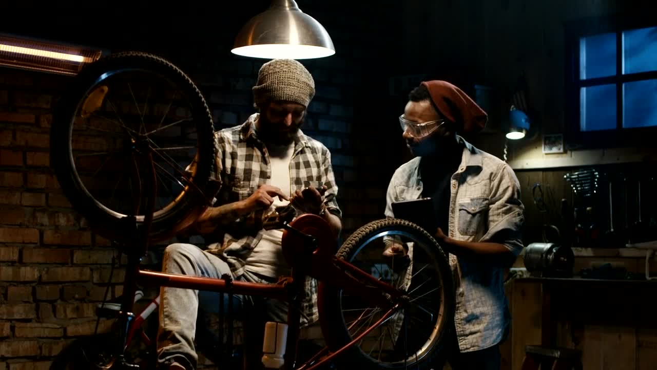 Free Video Stock to bake me mechanics laughing at the workshop Live Wallpaper