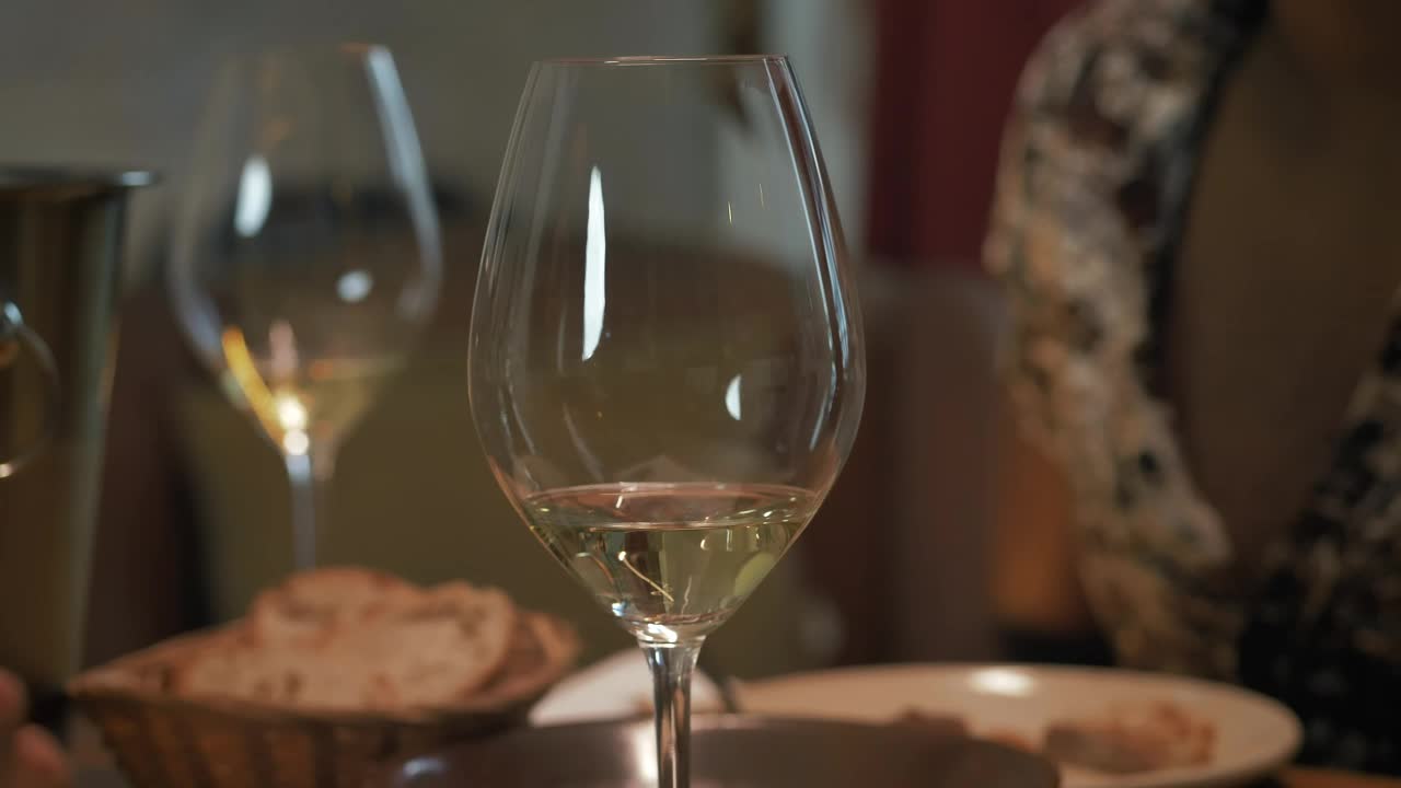 Free Video Stock toast with champagne glasses during a romantic date Live Wallpaper