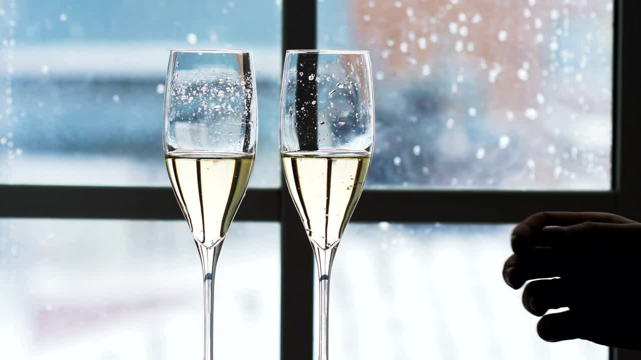 Free Video Stock toasting with champagne glasses Live Wallpaper