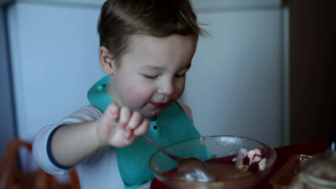 Free Video Stock toddler eating soup Live Wallpaper