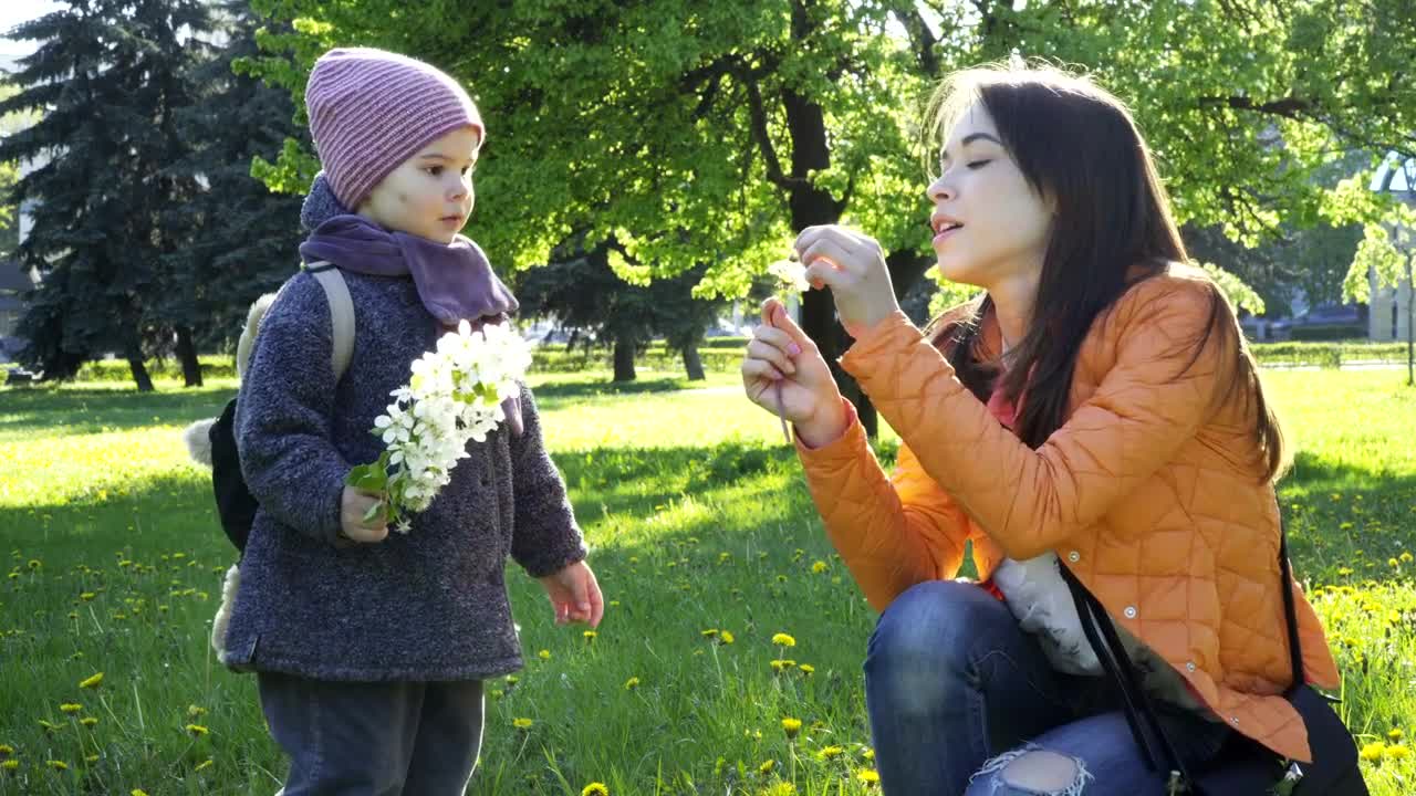Free Video Stock toddler holding flowers Live Wallpaper